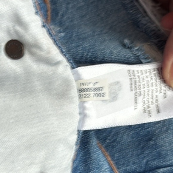 American Eagle Highest Rise 90’s Boyfriend Denim/Jean Distressed Shorts. Size 2 - Picture 12 of 12